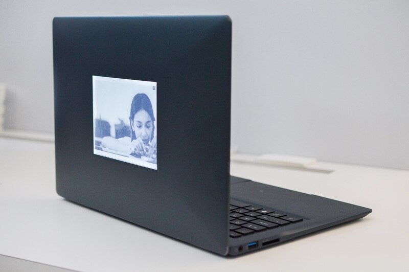 Intel показала ноутбук с дополнительным E-Ink-экраном
