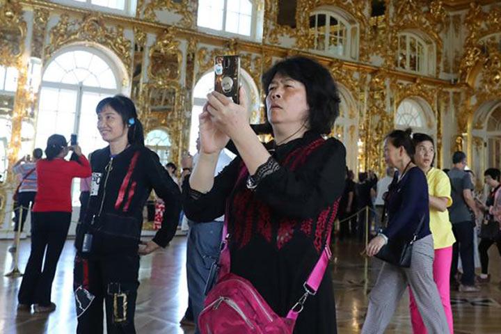 Лето 2019: Китайские туристы отдыхают на зависть бедным русским