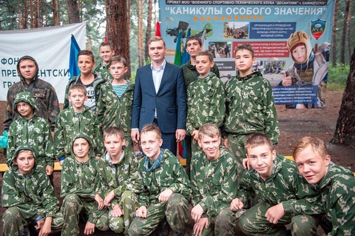 Глава Хакасии встретился с воспитанниками клуба «Десантник»