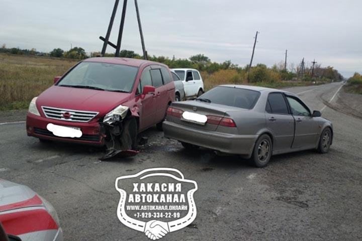 На трассе в Хакасии произошло ДТП с участием нескольких автомобилей