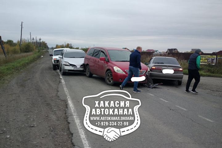 На трассе в Хакасии произошло ДТП с участием нескольких автомобилей