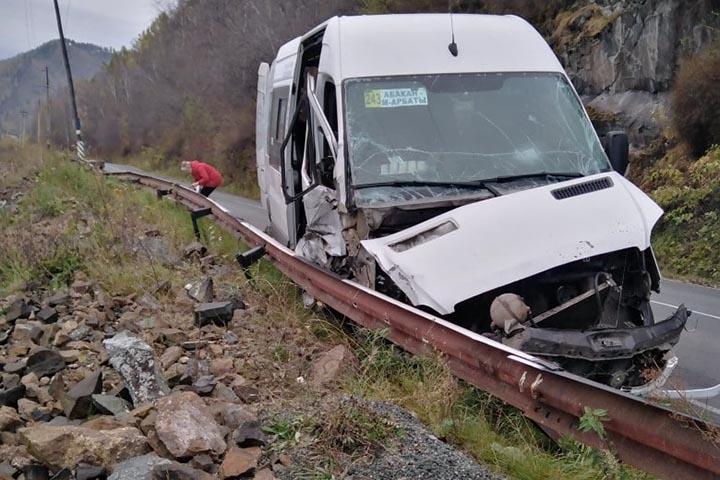 На трассе в Хакасии разбился маршрутный микроавтобус