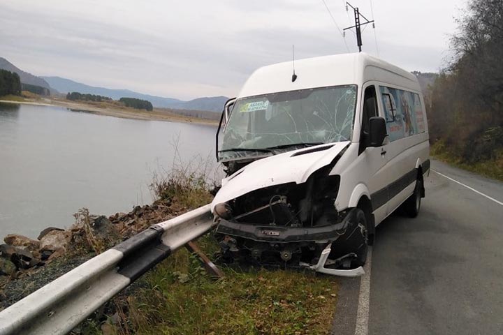 На трассе в Хакасии разбился маршрутный микроавтобус