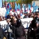 В Питере ОМОН разогнал первомайское шествие за лозунг "Путин не вечен" и "Петербург против ЕДРА", десятки задержанных