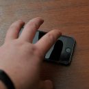 Житель Хакасии взял у посетительницы кафе смартфон и сбежал с ним